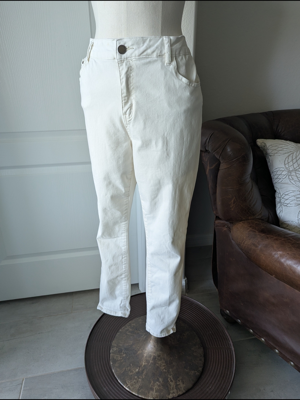 CHARLIE B Beige Straight Capri Jeans